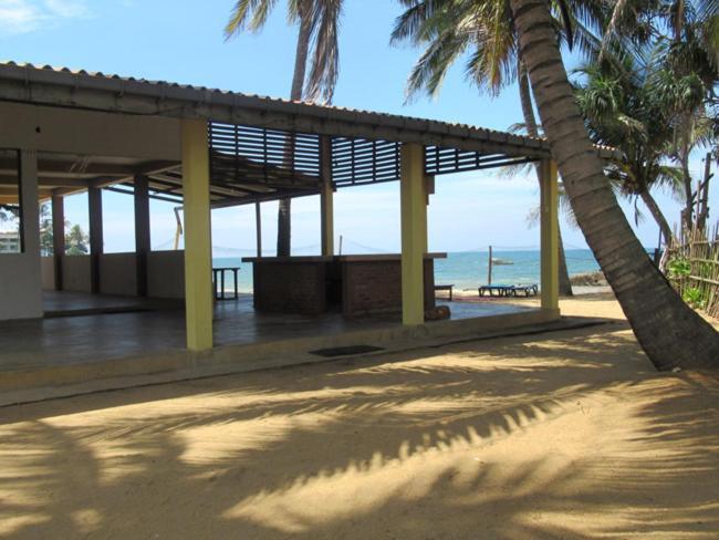 Ranveli Beach Hotel Dehiwala-Mount Lavinia Exterior photo